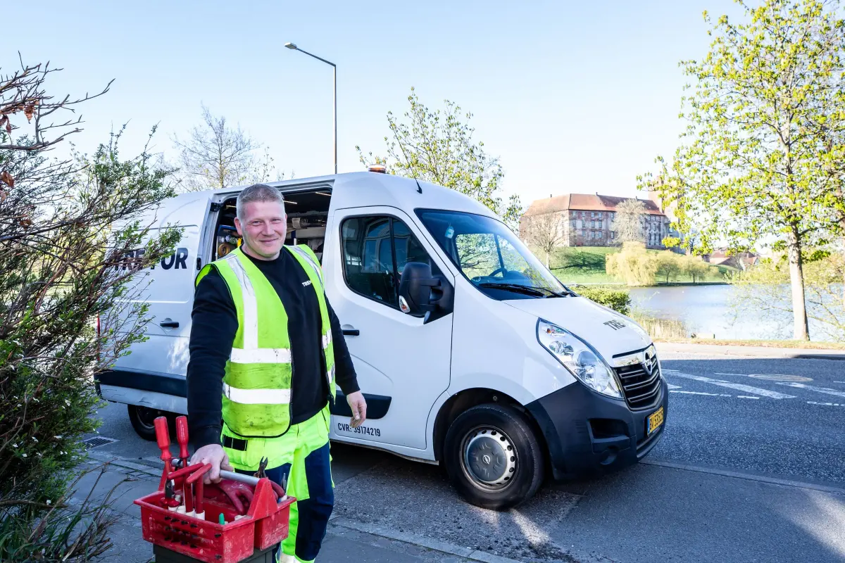 Artisan devant sa camionnette