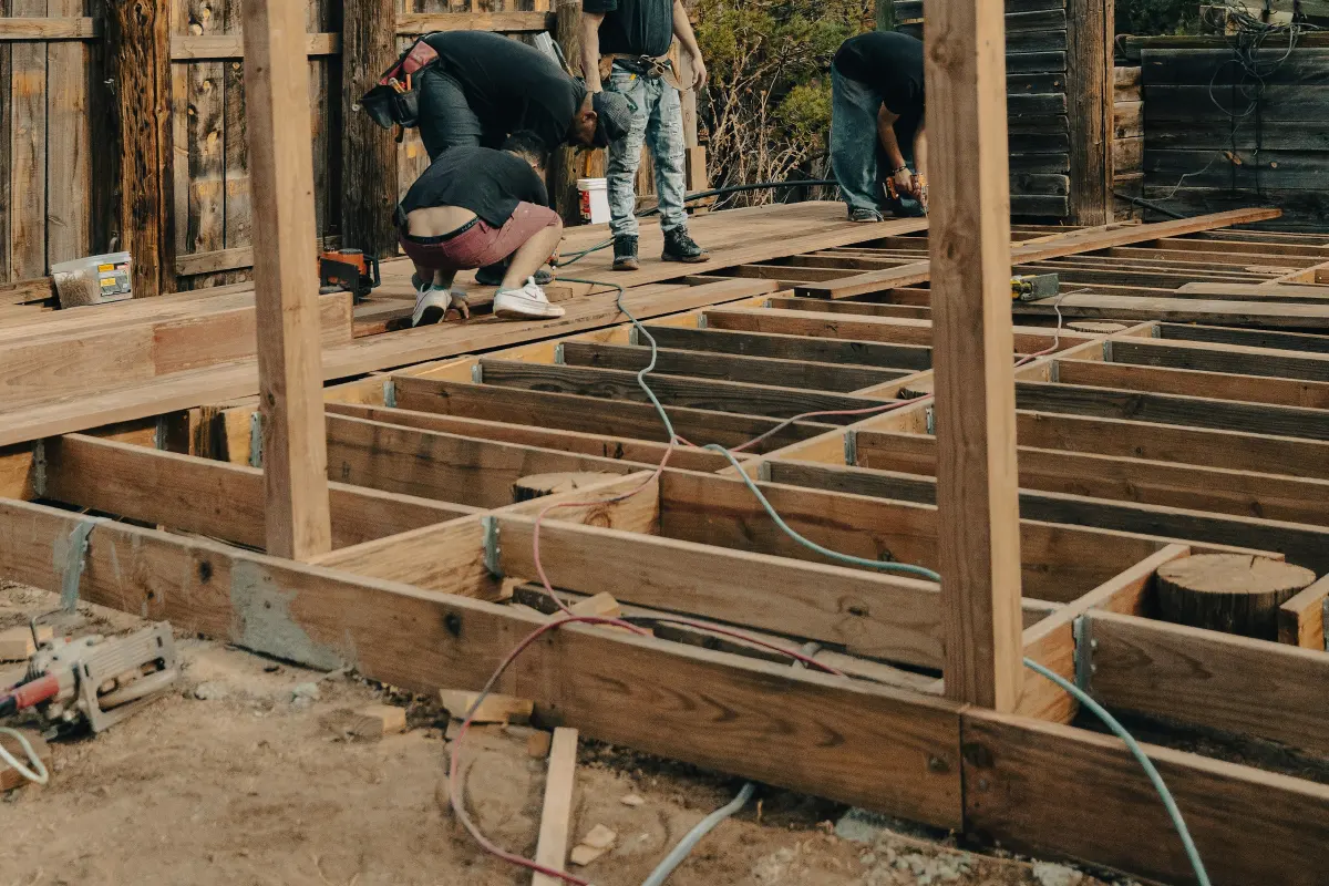 Artisans au travail sur une terrasse en bois