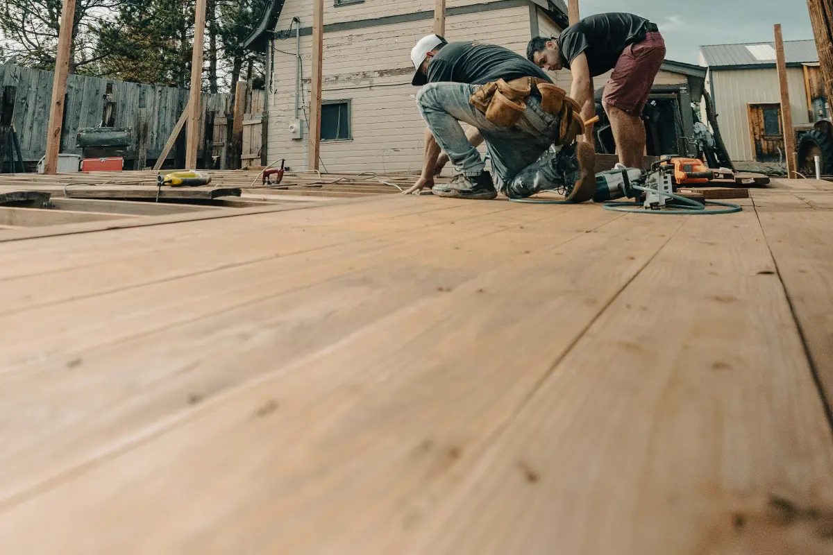 Chantier de pose d’un platelage en bois