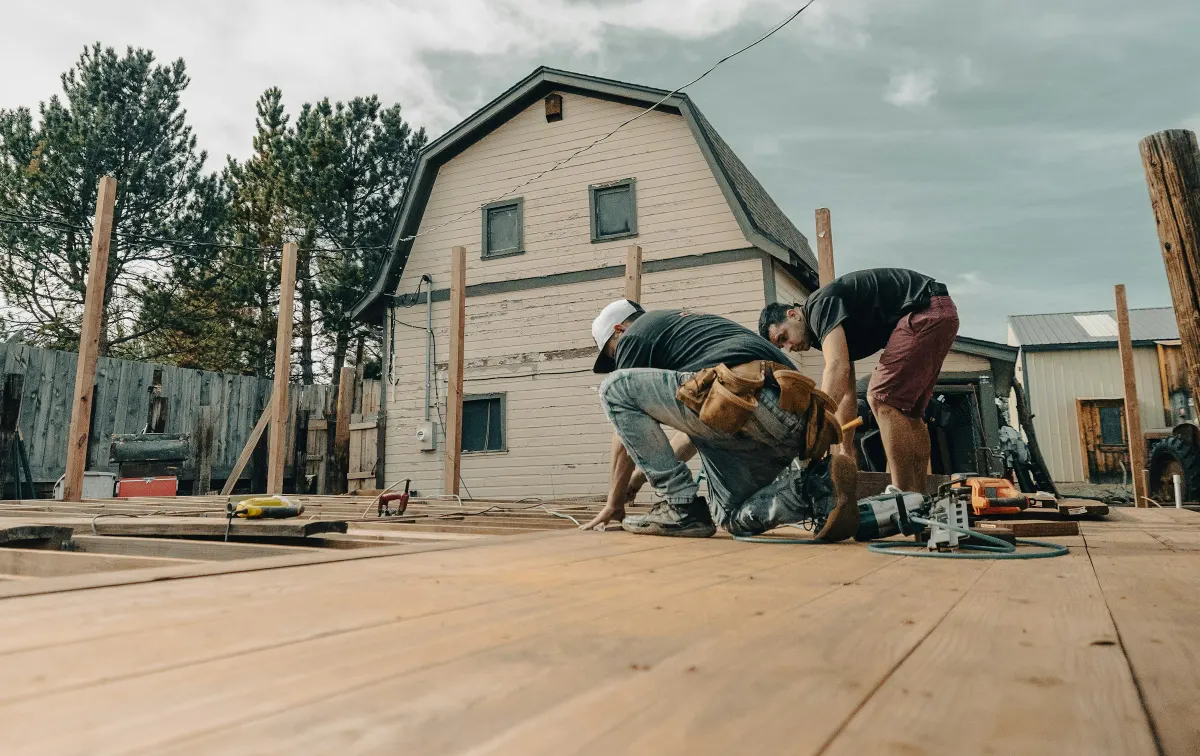 Artisans au travail sur le chantier d’une terrasse en bois