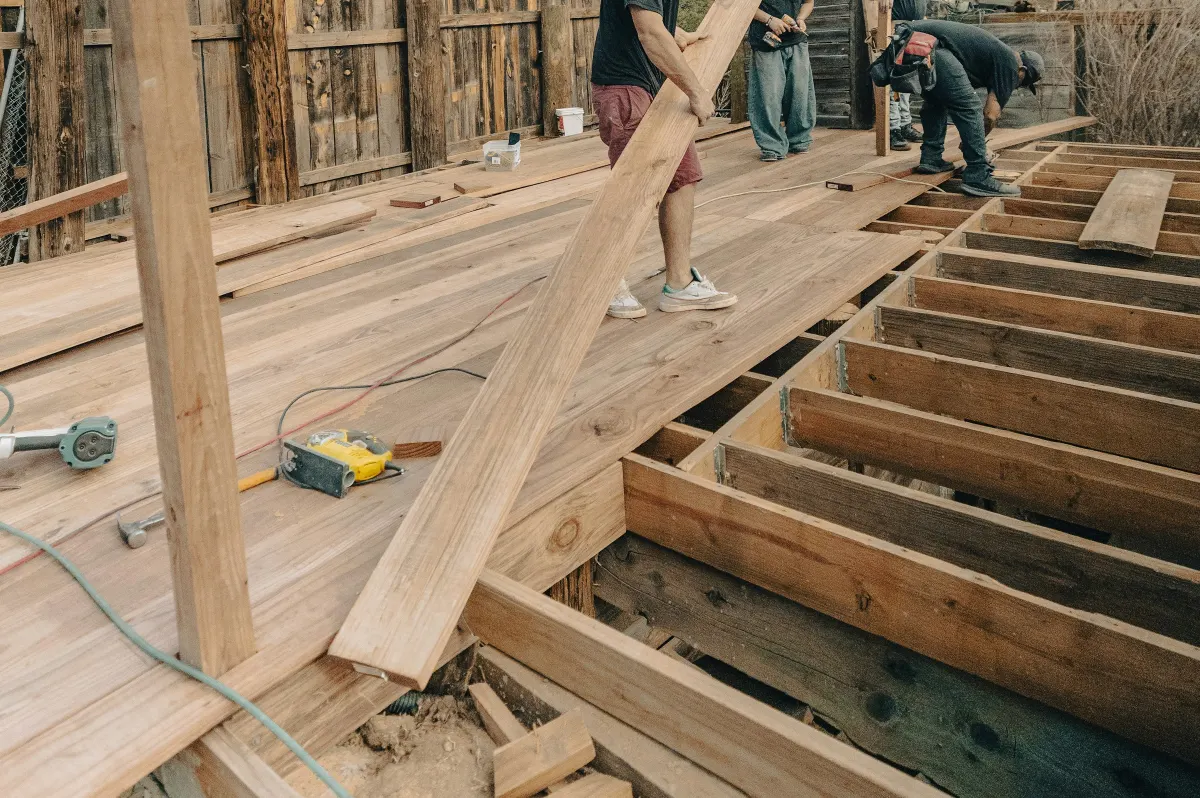 Ossature de lambourdes d’une terrasse en construction