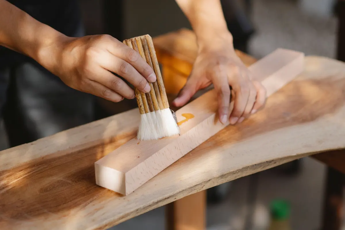 Application d’un saturateur sur une lame en bois