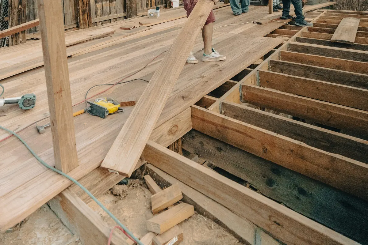 Ossature en bois d’une grande terrasse en construction