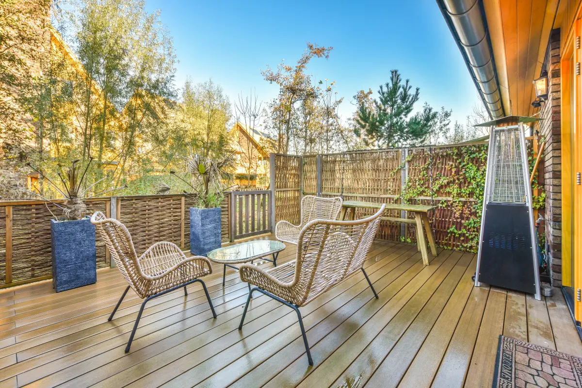 Terrasse en bois naturel dans un jardin