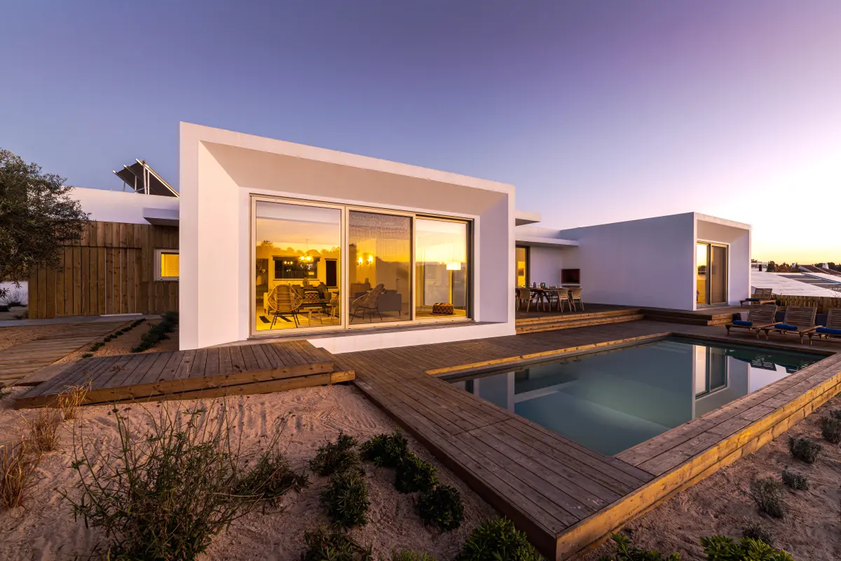 Terrasse en bois à Aspremont : terrasse en bois et piscine d’une villa contemporaine