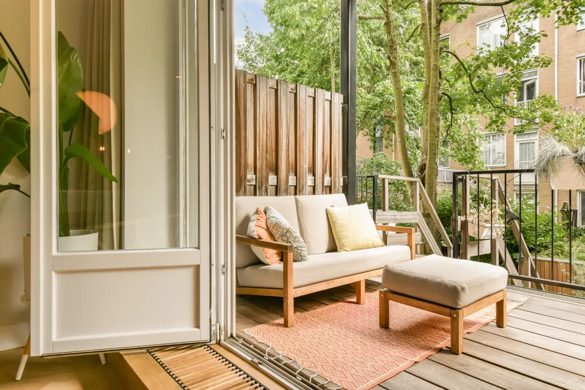Terrasse en bois à Auribeau-sur-Siagne : balcon en bois aménagé avec canapé et fauteuil