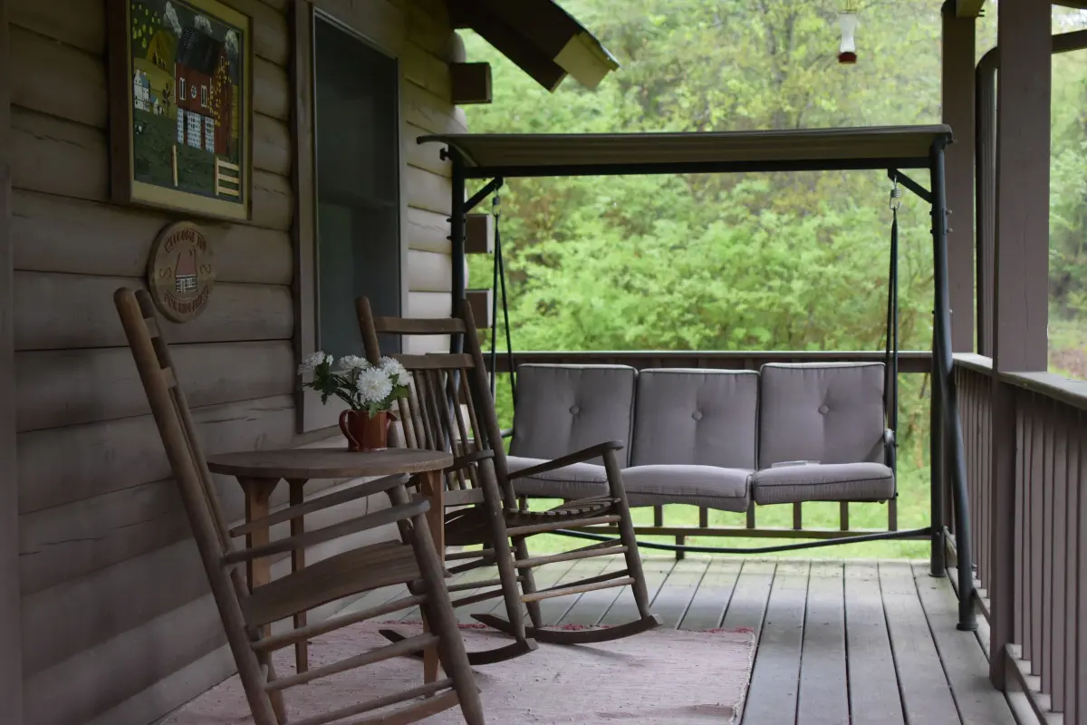 Terrasse en bois à Beaulieu-sur-Mer : terrasse en bois couverte avec balancelle
