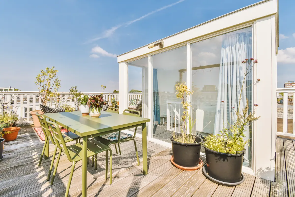Terrasse en bois à Châteauneuf-Grasse : terrasse en bois lumineuse avec table et plantes