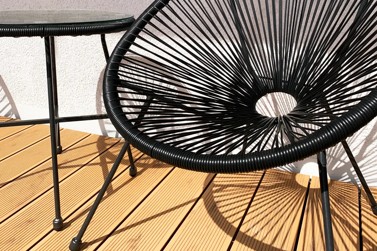 Terrasse en bois à Èze : chaise design sur une terrasse en bois