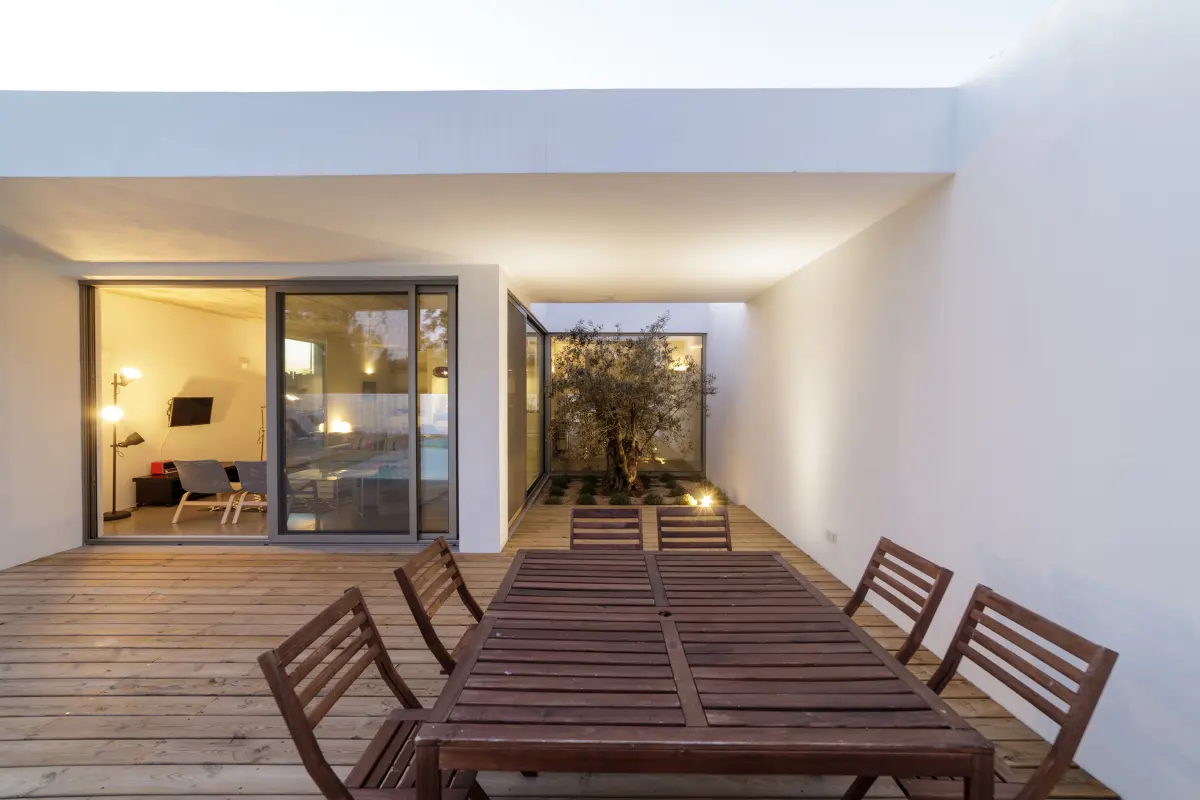 Terrasse en bois à Gattières : terrasse en bois avec grande table d’extérieur