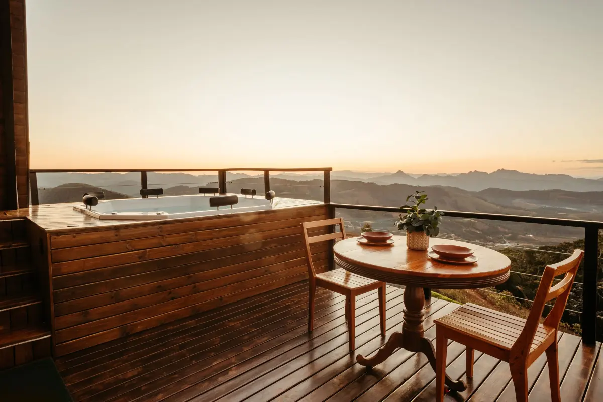 Terrasse en bois à L'Escarène : terrasse en bois avec spa et vue dégagée