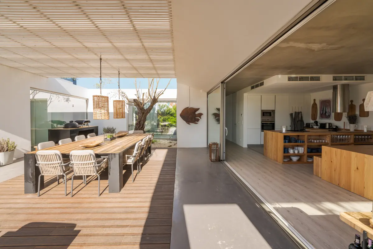 Terrasse en bois à La Turbie : terrasse en bois prolongeant le séjour d’une villa