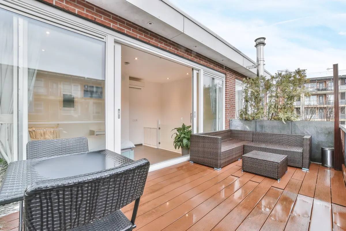 Terrasse en bois au Bar-sur-Loup : terrasse en bois d’appartement avec salon de jardin