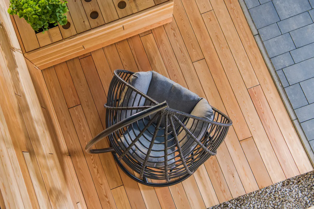 Terrasse en bois au Tignet : terrasse en bois naturel avec fauteuil suspendu