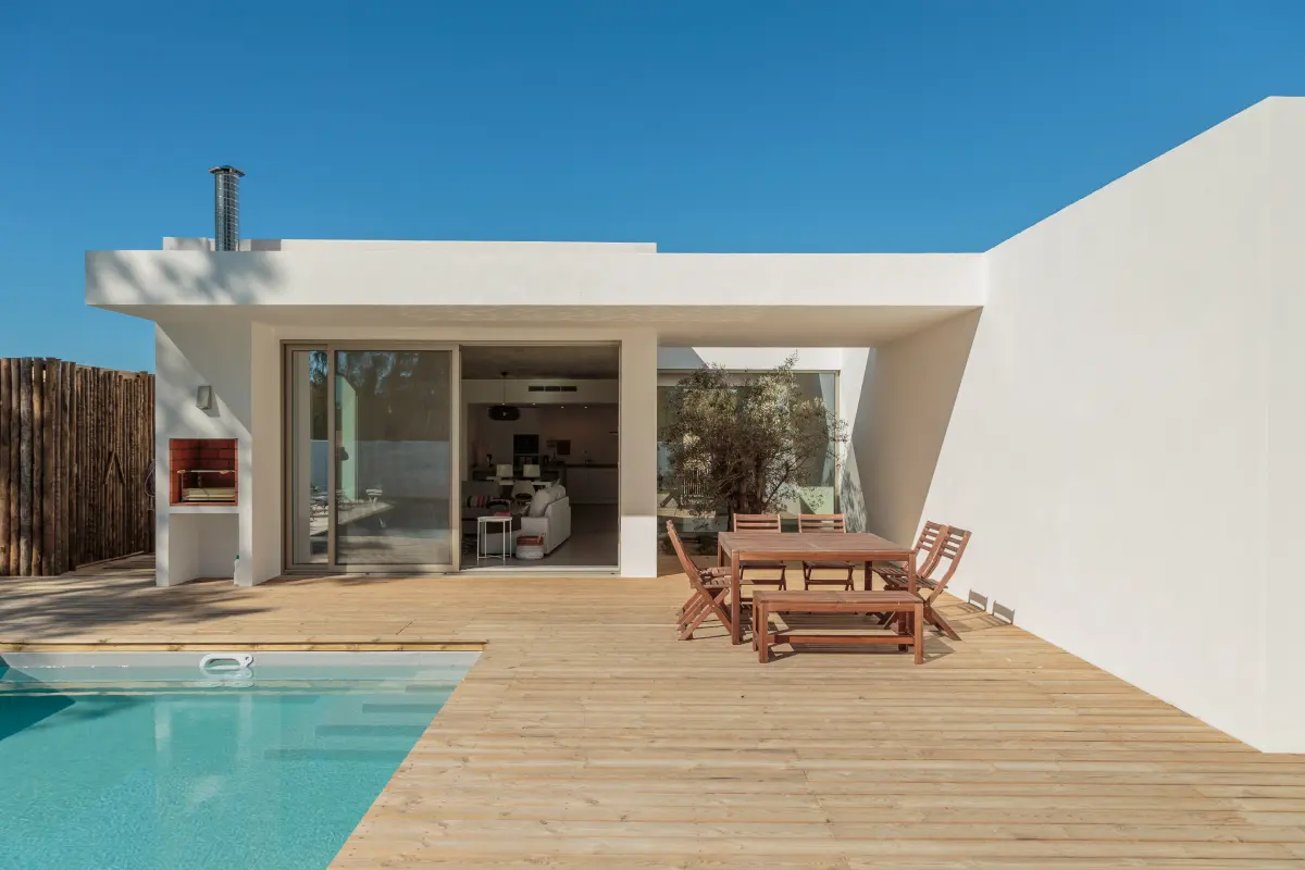 Terrasse en bois à Mougins : plage de piscine en bois d’une maison contemporaine