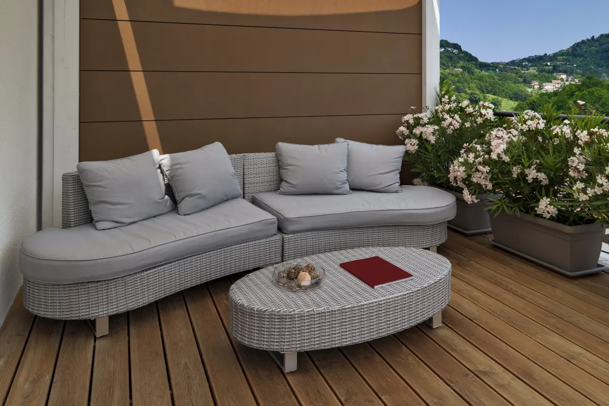 Terrasse en bois à Pégomas : canapé en rotin sur une terrasse en bois
