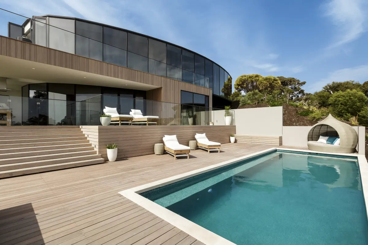 Terrasse en bois à Roquebrune-Cap-Martin : grande terrasse en bois en escalier autour d’une piscine