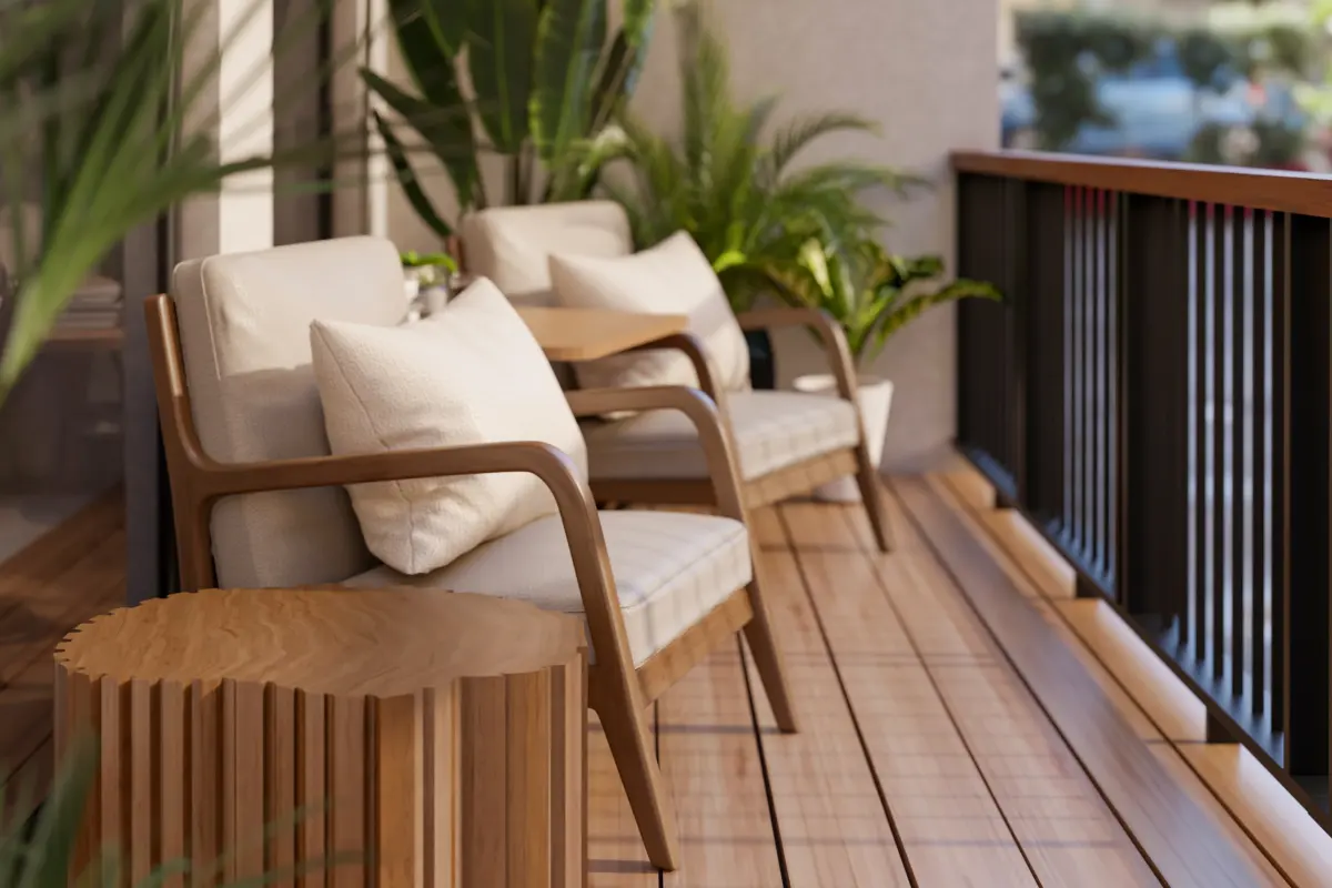 Terrasse en bois à Saint-Cézaire-sur-Siagne : fauteuils et table sur un balcon en bois