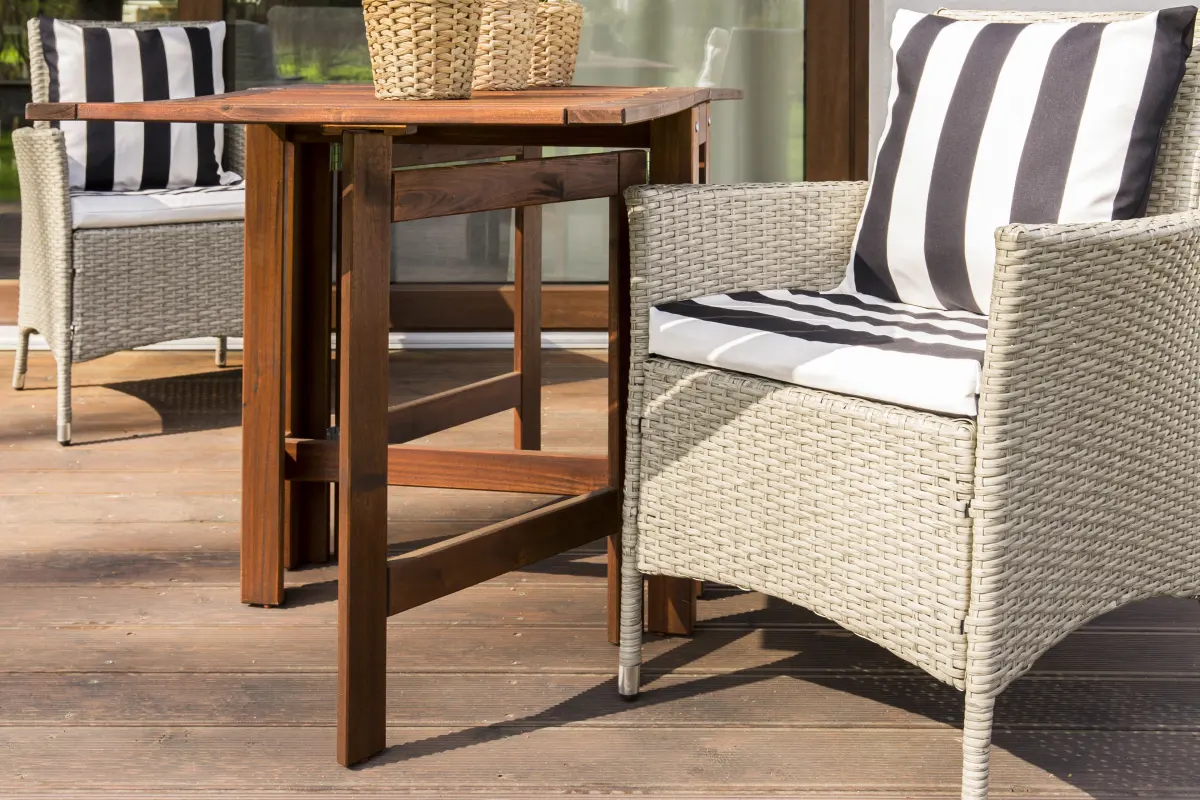 Terrasse en bois à Saint-Martin-du-Var : terrasse en bois avec fauteuils et coussins