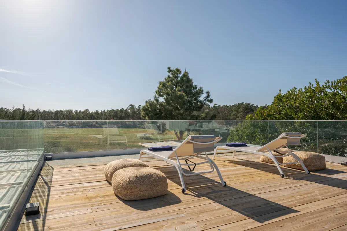 Terrasse en bois à Saint-Vallier-de-Thiey : terrasse en bois couverte avec salle à manger d’été