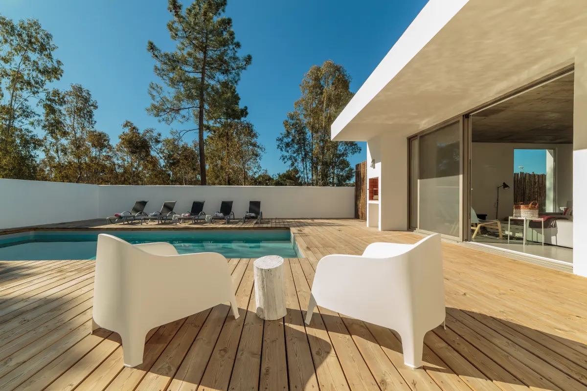 Terrasse en bois à Sospel : terrasse en bois avec salon de jardin près de la piscine