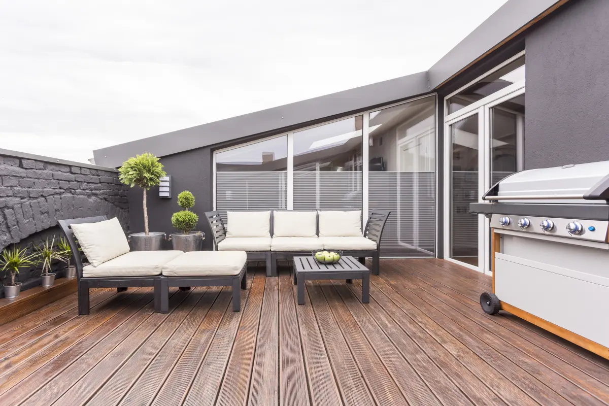 Terrasse en bois à Tourrette-Levens : toit-terrasse en bois avec salon d’extérieur