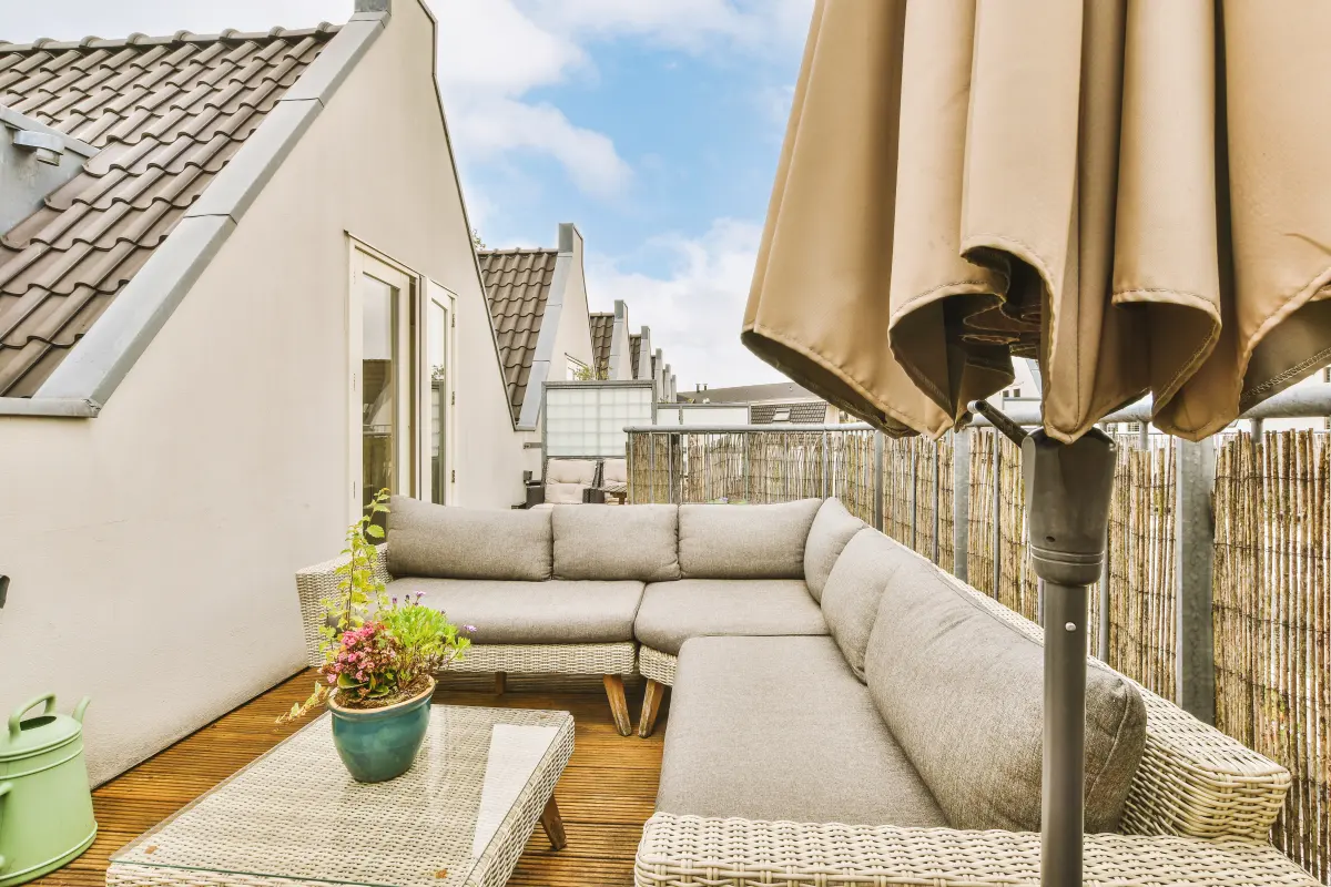Terrasse en bois à Tourrettes-sur-Loup : terrasse en bois avec salon d’angle et parasol